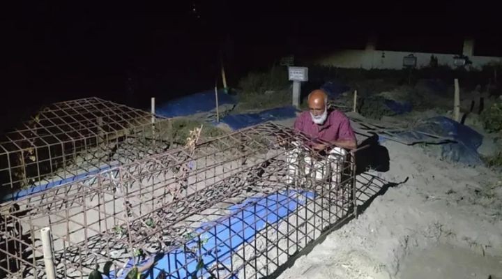 ছেলের লাশ চুরির ভয়ে রাত জেগে কবর পাহারায় বৃদ্ধ বাবা